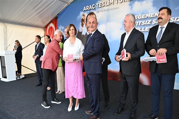 Başkan Ünlüce, araç  teslim törenine katıldı