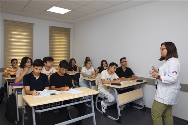 Büyükşehir'in kurslarında eğitim alan öğrenciler, üniversitelere yerleşti