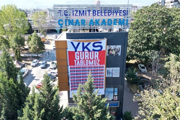 Çınar Akademi'nin başarılı öğrencilerinin isimleri çeşitli binalara asıldı