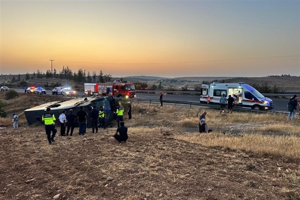 Şanlıurfa’da Yolcu Otobüsü Şarampole Devrildi: 40 Yaralı