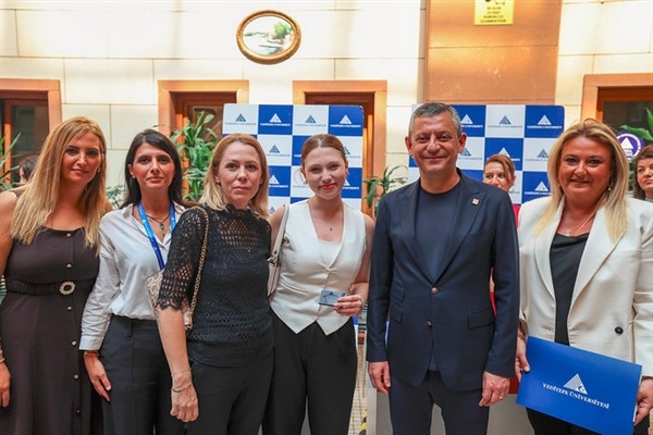 CHP Genel Başkanı Özel, Nehir Zeyrek'in üniversite kayıt işlemine eşlik etti