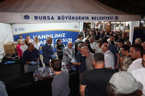 Büyükşehir, Mevlit Kandili dolayısıyla vatandaşlara tatlı ikram etti