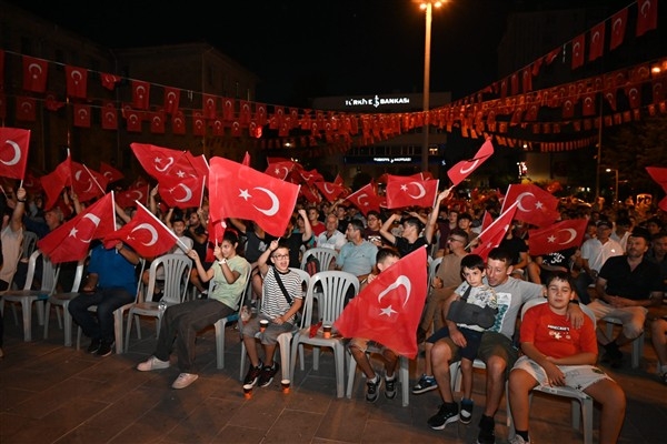 Isparta'da A Milli Futbol Takımının maçı dev ekranda izlendi