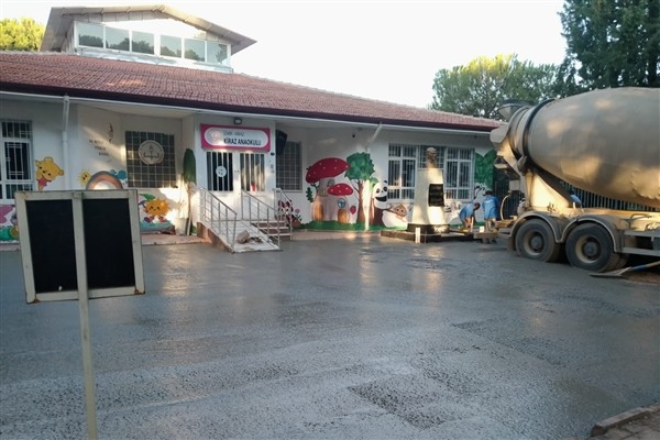 İzmir'de yeni dönem öncesi okulları yeniledi