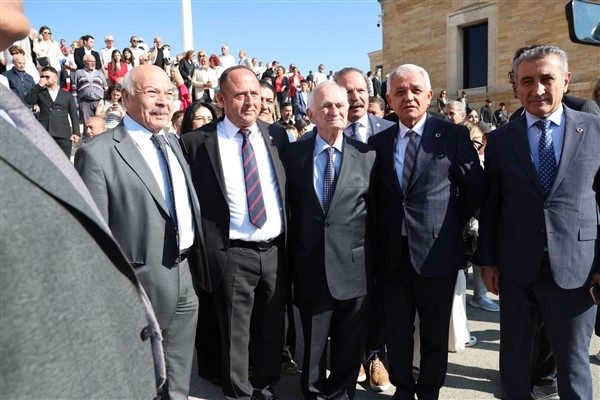Başkan Şahin, partililerle birlikte Anıtkabir’i ziyaret etti