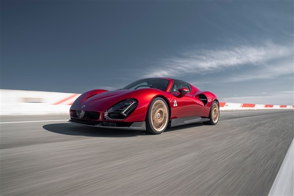 Alfa Romeo’nun yeniden doğan efsane modeli 33 Stradale Kuzey Amerika’da sahne aldı