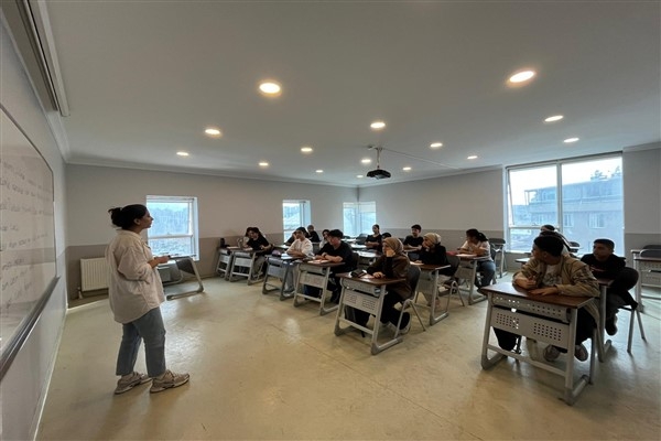 Esenyurt Belediyesi, sınavlara hazırlık sürecinde öğrencilerin yanında
