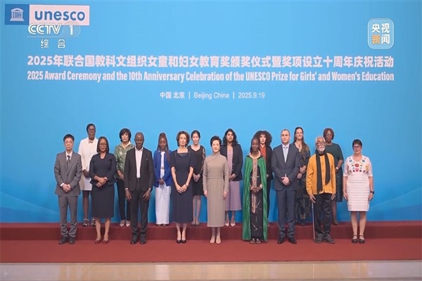 Peng Liyuan, UNESCO Kız Çocukları ve Kadınların Eğitimi Ödülü törenine katıldı