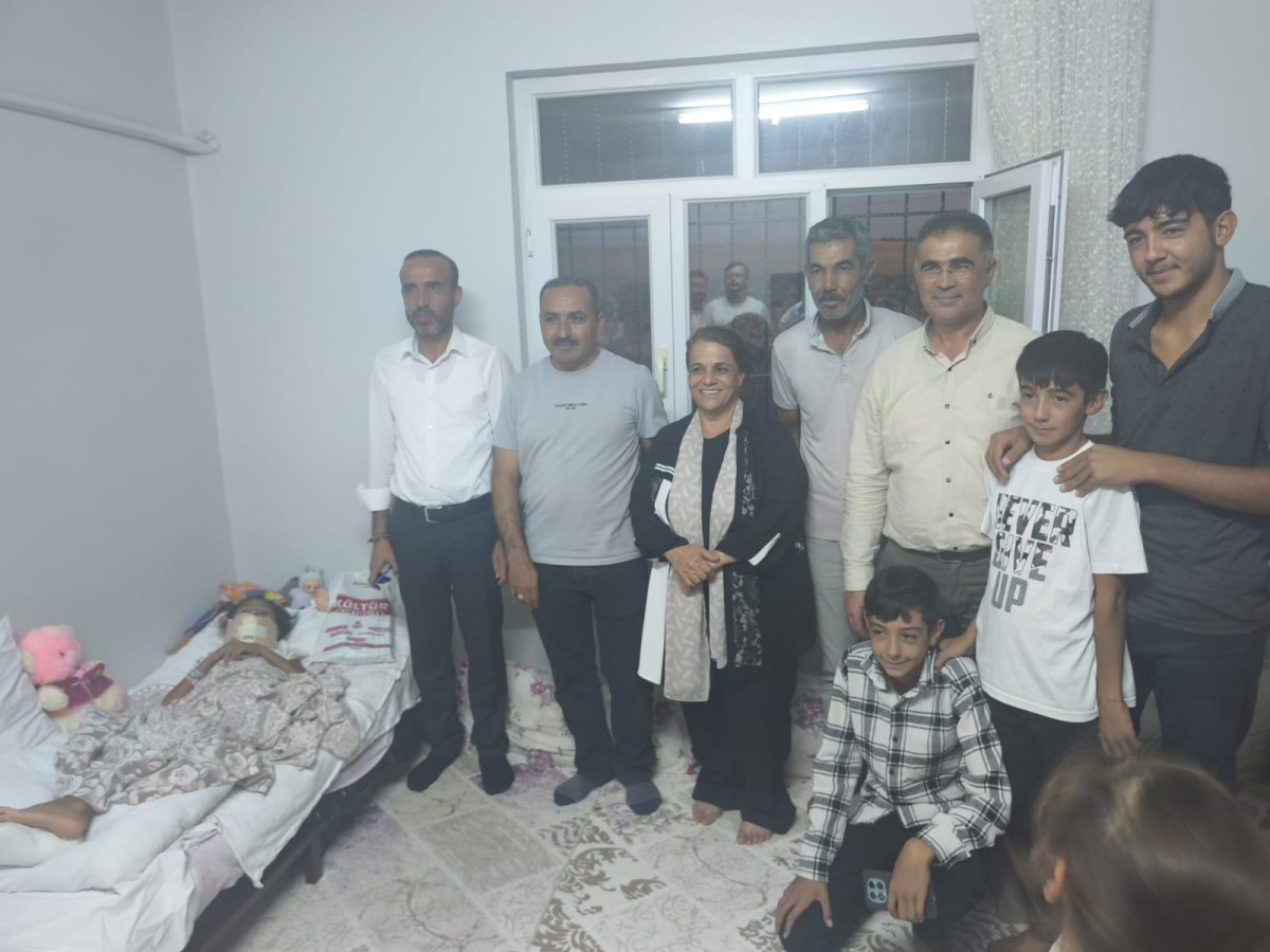 Kaza Geçiren Elif Su’ya Bozova Belediyesi ve DEM Parti’den Ziyaret