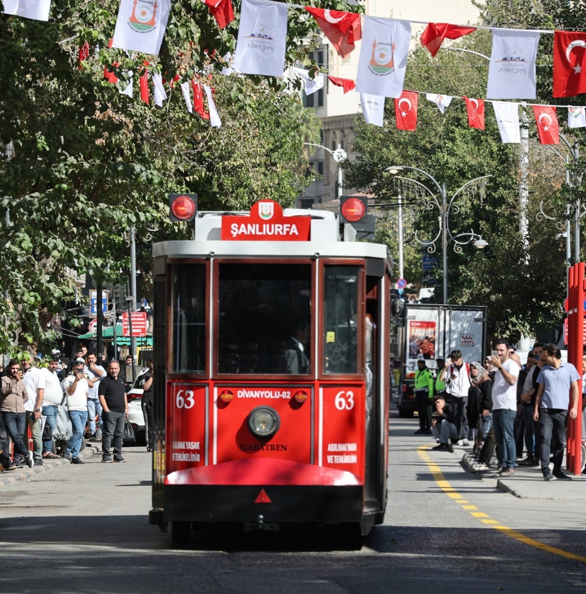 ŞANLIURFA’DA TARİHİ ADIM: DİVANYOLU TRAFİĞE KAPATILDI, NOSTALJİK TRAMVAY SEFERLERİ BAŞLADI
