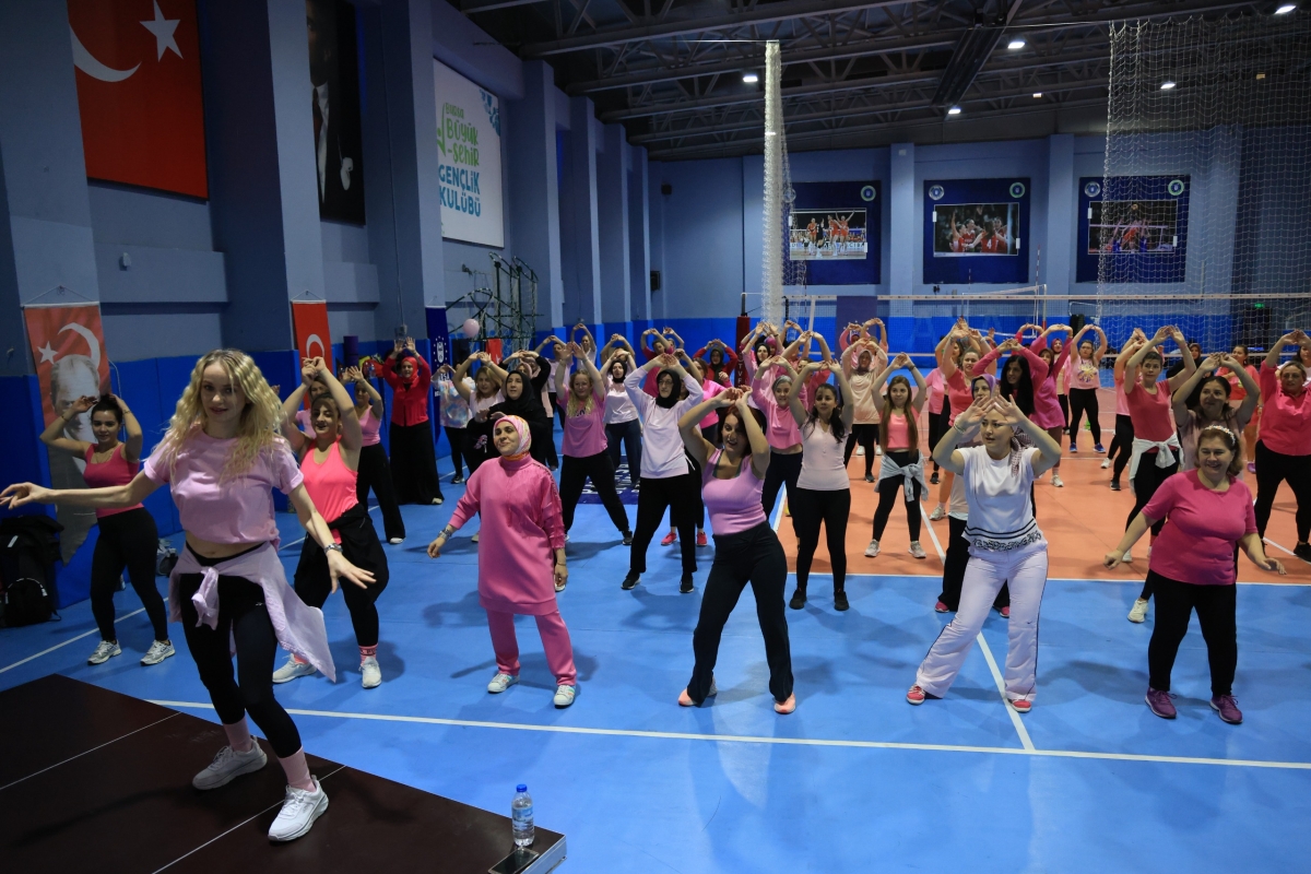 Bursa'da kadınlar müzik eşliğinde spor yapıyor