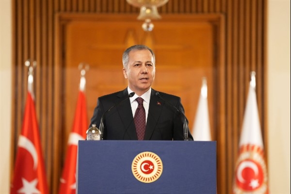 Yerlikaya: Binada 5 vatandaşımızın enkaz altında olduğu düşünülmektedir
