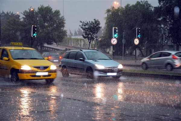 Meteoroloji'den yerel kuvvetli yağış uyarısı
