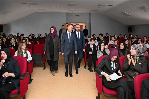Vali Aktaş’tan İzmit Mehmet Akif Ersoy Kız Anadolu İmam Hatip Lisesi’ne ziyaret