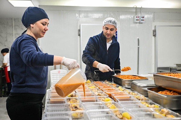 Bornova’da Kent Lokantası’nda “Askıda Yemek” uygulaması başladı