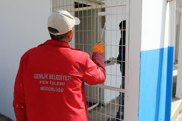 Gemlik’te halı sahalarda bakım ve onarım çalışmaları sürüyor