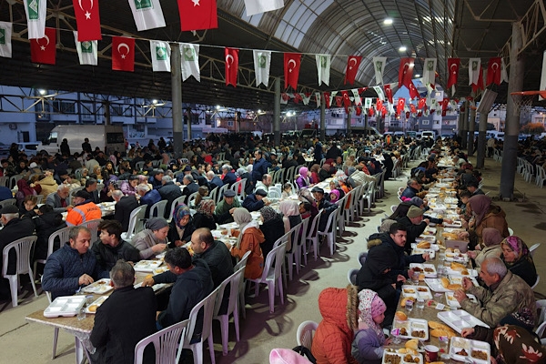 Osmaniye Salı Kapalı Semt Pazarı'nda binlerce kişi iftar sofrasında buluştu