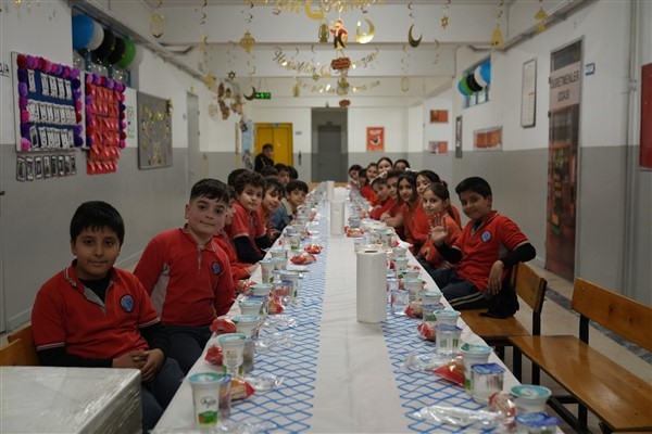 Esenler’de öğrenciler için okulda iftar programı düzenlendi