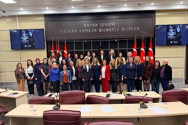 Kepez’de kadınların mücadelesi ‘Kadın Yaşamdır’ panelinde ele alındı