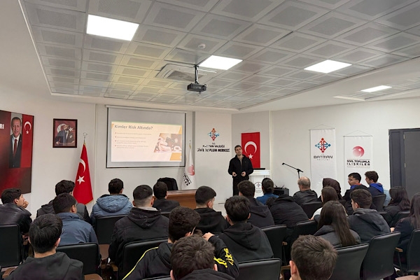 Batman Sivil Toplum Merkezi gençleri ağırladı