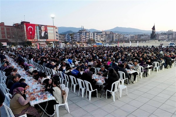 Salihli'de iftar sofraları kuruldu