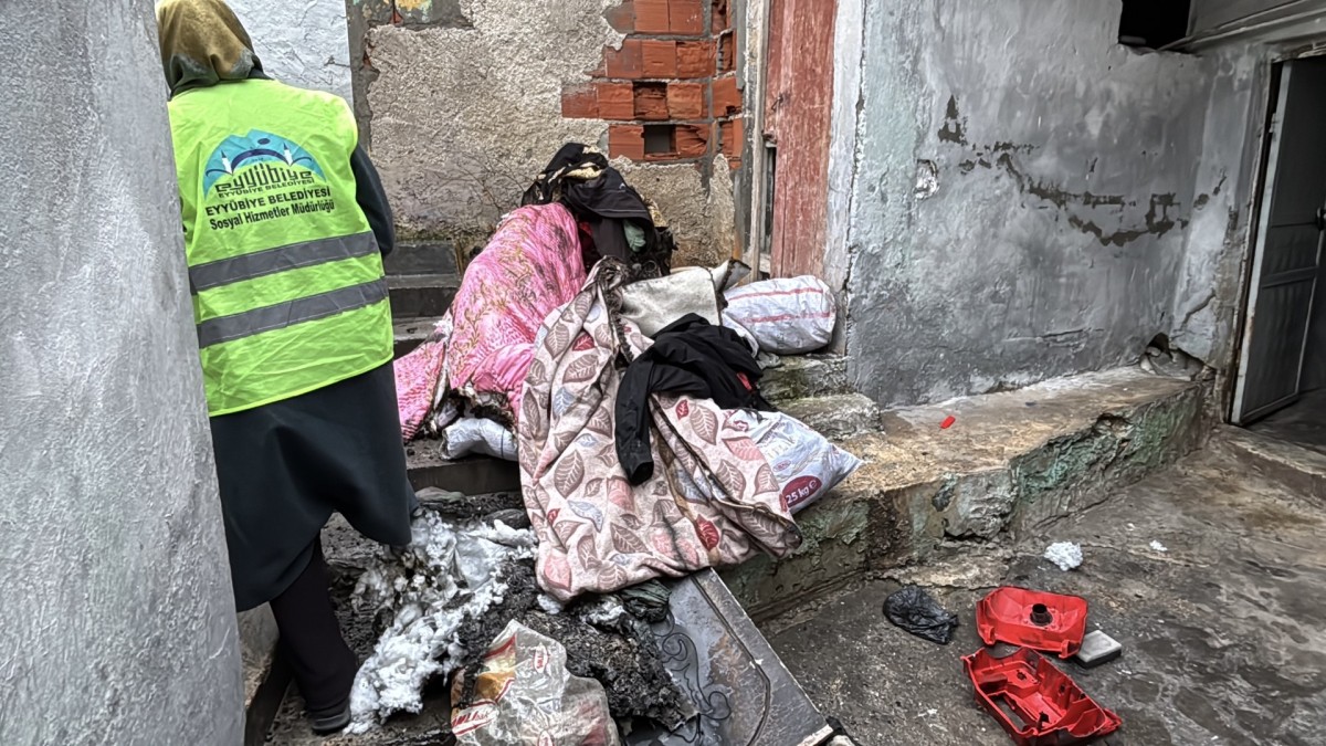 Evi Yanan Aileye Eyyübiye Belediyesi’nden Destek