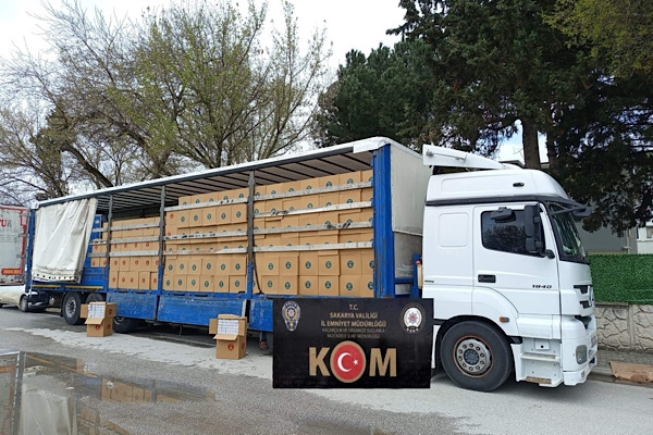 TEM otoyolunda durdurulan tırda 8 milyon adet kaçak makaron ele geçirildi