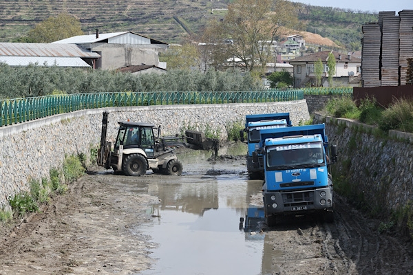 Bursa’nın derelerinde temizlik çalışmaları sürdürülüyor