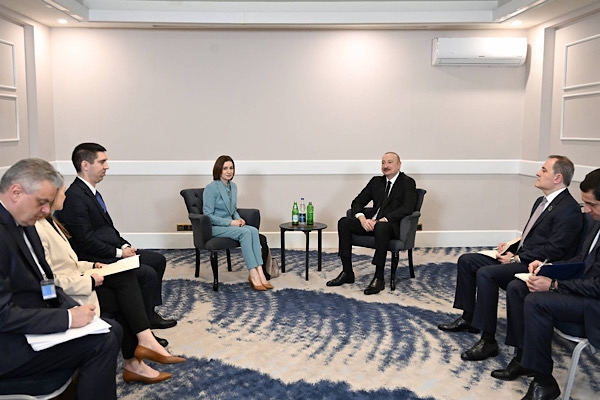Aliyev, Moldova Cumhurbaşkanı Sandu ile bir araya geldi