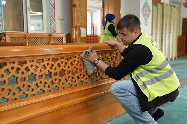 Keçiören’deki camilerde bayram öncesi temizlik çalışması yürütülüyor