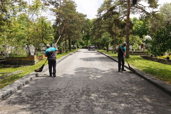 Mezarlıklarda temizlik ve bakım çalışması gerçekleştirildi