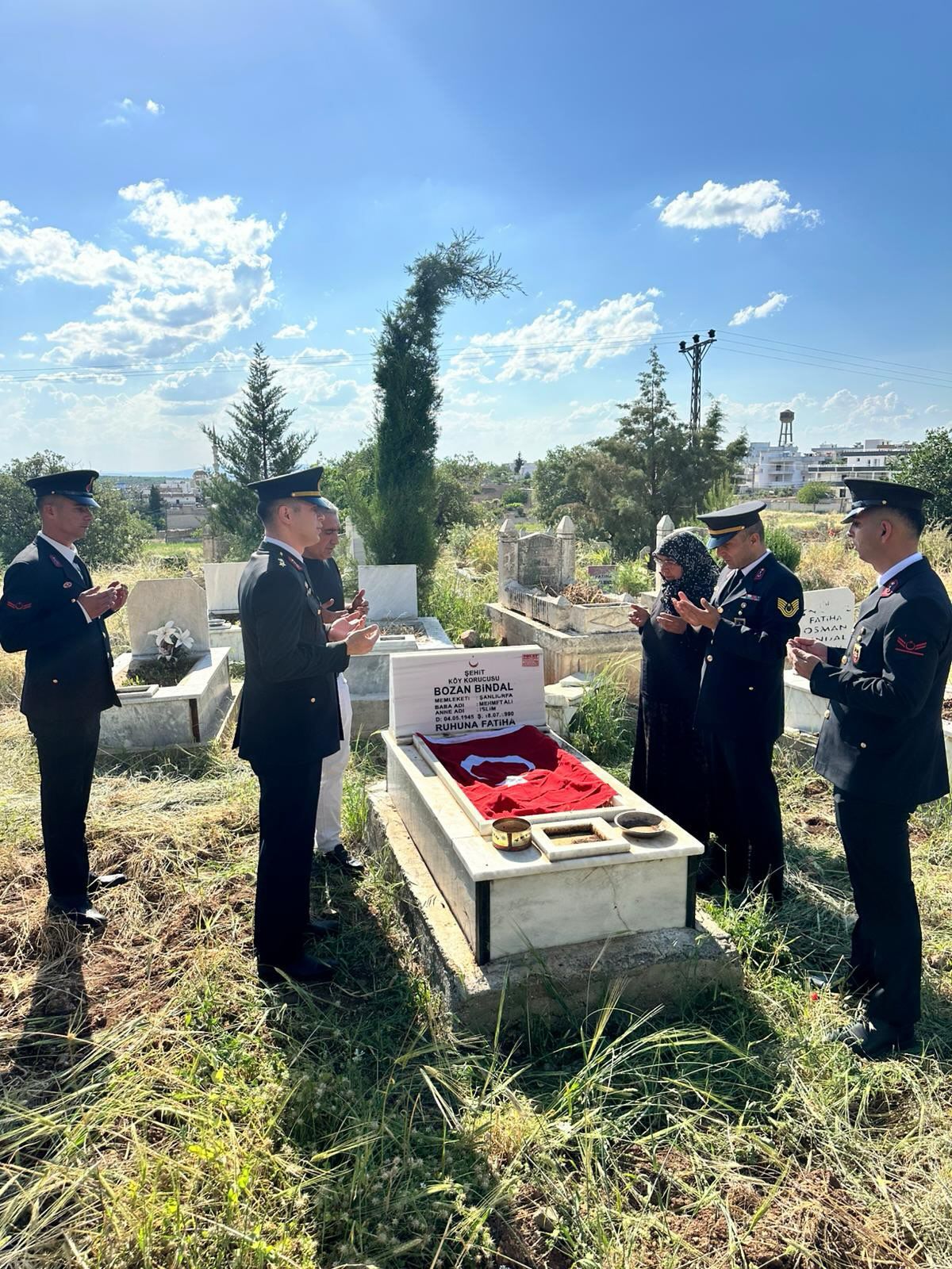 Şanlıurfa Jandarmasından Anlamlı Bayram Mesaisi: Şehit Kabirleri Ziyaret Edildi, Şehit ve Gazi Aileleri Unutulmadı