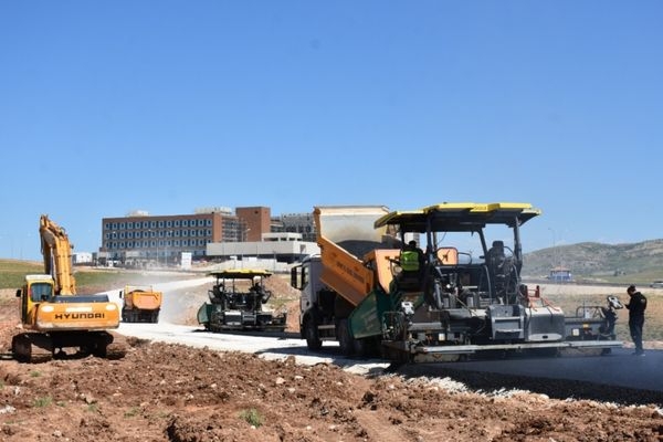 Siirt’te hastane bağlantı yolunda asfalt çalışması devam ediyor