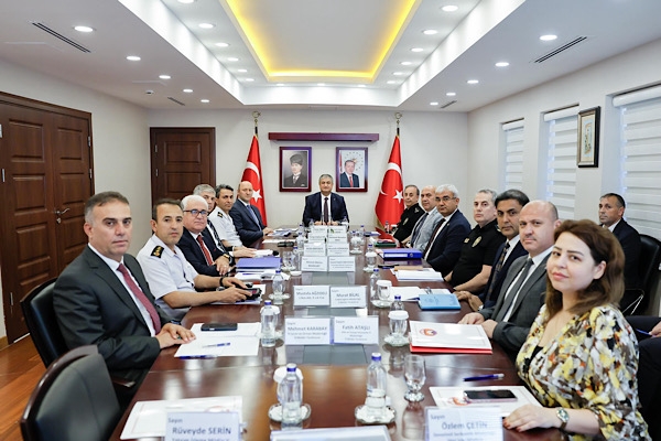 Adana'da kamu yatırımları ve projeler masaya yatırıldı