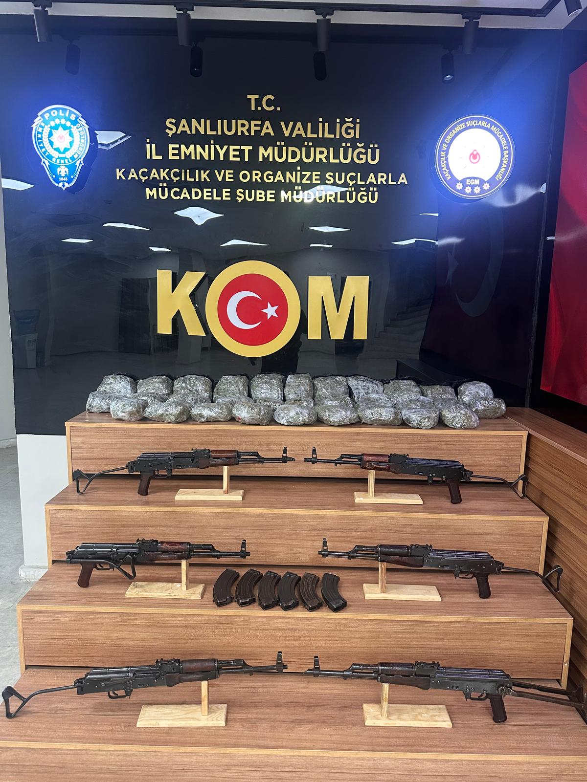 Şanlıurfa'da Silah ve Uyuşturucu Operasyonu: AK-47'ler ve 10 Kilo Esrar Ele Geçirildi Şanlıurfa İl Emniyet Müdürlüğü Kaçakçılık ve Organize Suçlarla Mücadele (KOM) Şube Müdürlüğü ekipleri, silah kaçakçılığı ve uyuşturucu madd