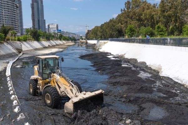İzmir'de Körfez'e akan kirliliği azaltmak için dere temizlikleri sürüyor