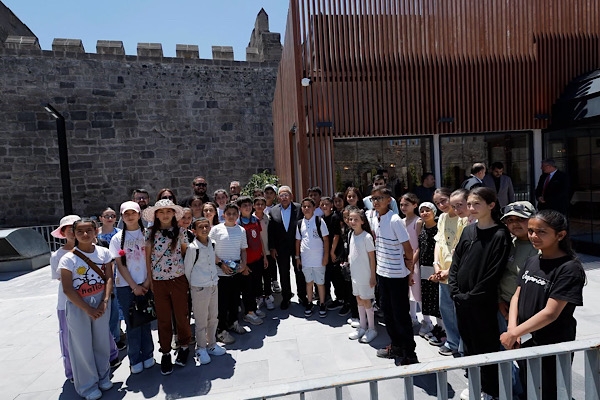 Başkan Büyükkılıç, Kayseri Kalesi'nde çocuklarla buluştu