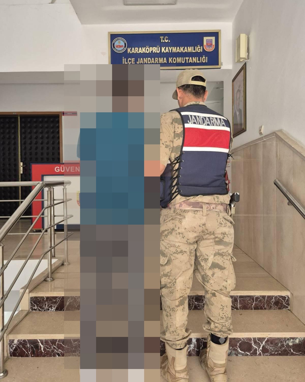 Karaköprü'de Aranan 2 Hükümlü Jandarma Operasyonuyla Yakalandı