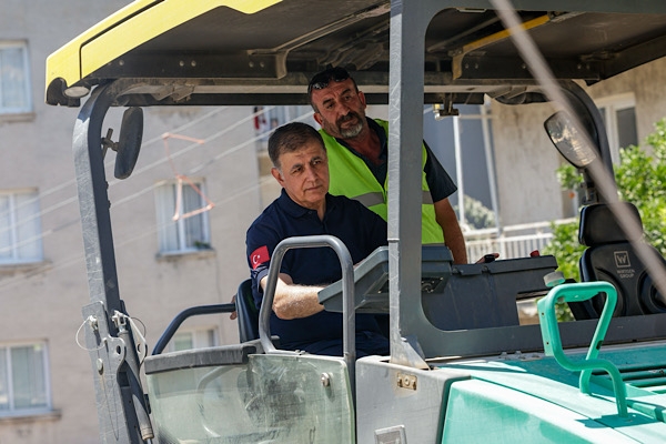 Başkan Tugay, İzmir’de yol çalışmalarını sahada inceledi