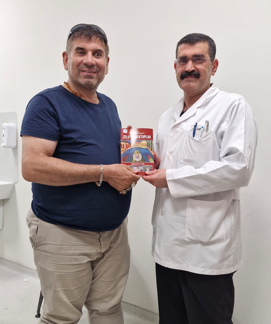 KAZANDIĞI GÖZLERİYLE KİTABINI DOKTORLARINA İMZALADI