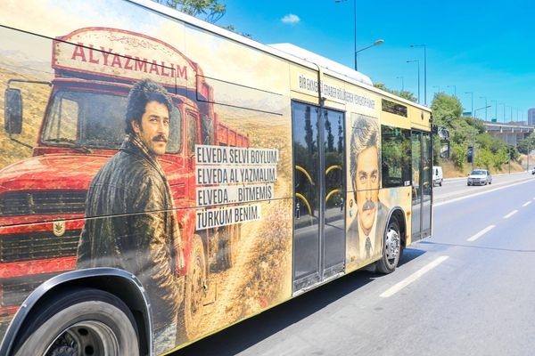 İETT'den Kadir İnanır anısına özel tasarlanan saygı otobüsü