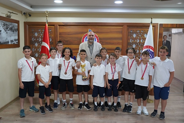 Orhangazi’de şampiyon genç sporcular ağırlandı