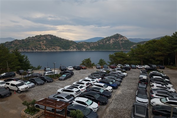 Marmaris'te otel dolulukları tartışılırken İçmeler'de araç yoğunluğu dikkat çekti