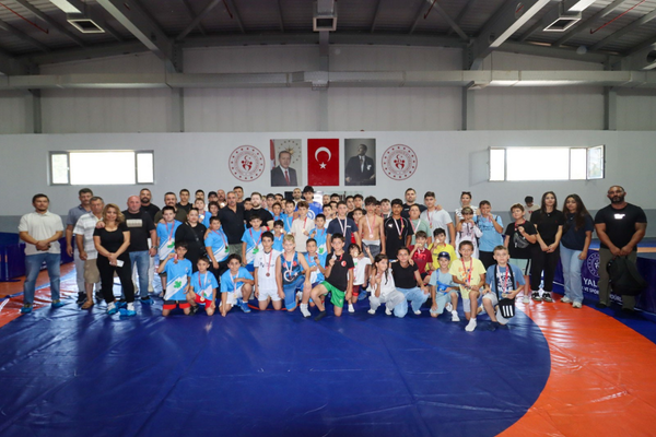 Minik güreşçiler Türkiye Şampiyonası'na katılma hakkı elde etti