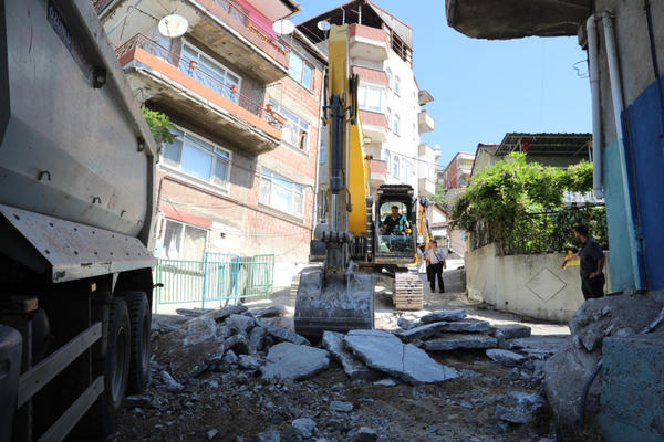 İzmit Belediyesi'nden Kanlıbağ Sokak'ta beton yol yenileme çalışması