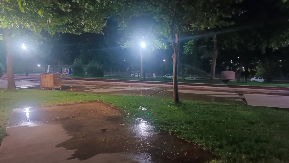 Cumhuriyet Parkı'nda Sulama Tepkisi: Vatandaşlar Akşam Saatlerinde Dinlenemiyor
