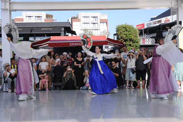 Bursa'da &Prime;38. Uluslararası Altın Karagöz Halk Dansları Yarışması&Prime; düzenlendi