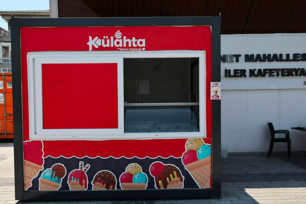 Küçükçekmece Belediyesi'nden yaz hizmeti: &Prime;Külahta&Prime; dondurma noktaları açıldı