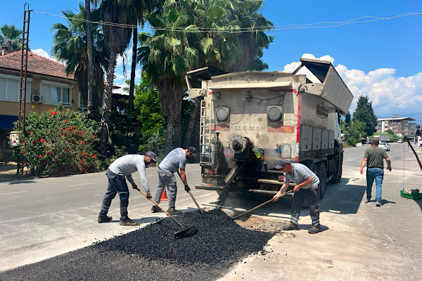Finike'de yol bakım ve bordür boyama çalışmaları sürdürülüyor