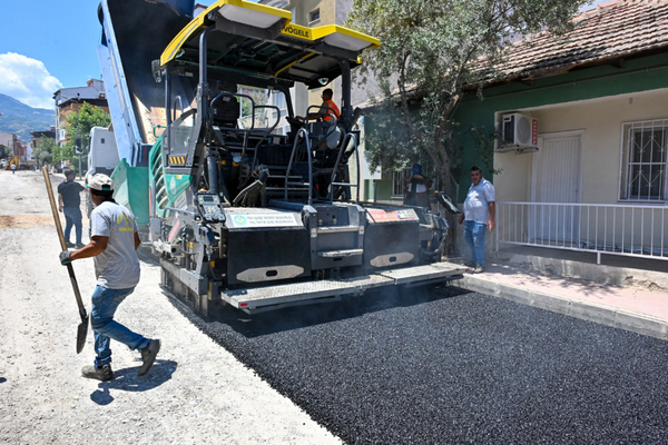 Manisa Alaşehir Fatih Caddesi'nde sıcak asfalt çalışması başladı